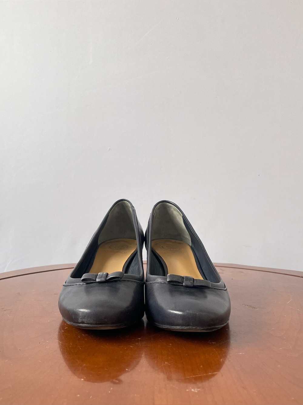 Tory Burch leather pumps. | US 6 - Picture 2 of 8